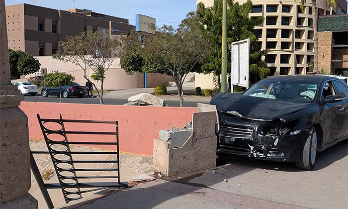 Tras choque casi cae auto a canal en la calle Galeana y bulevar Río Sonora