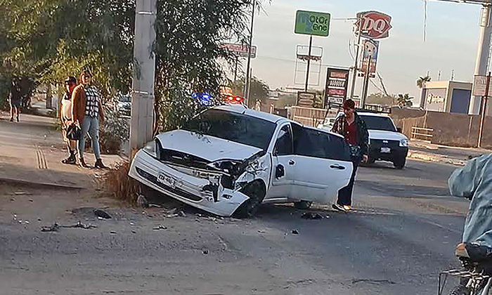 Se impactan tractocamión y sedán al poniente de la ciudad