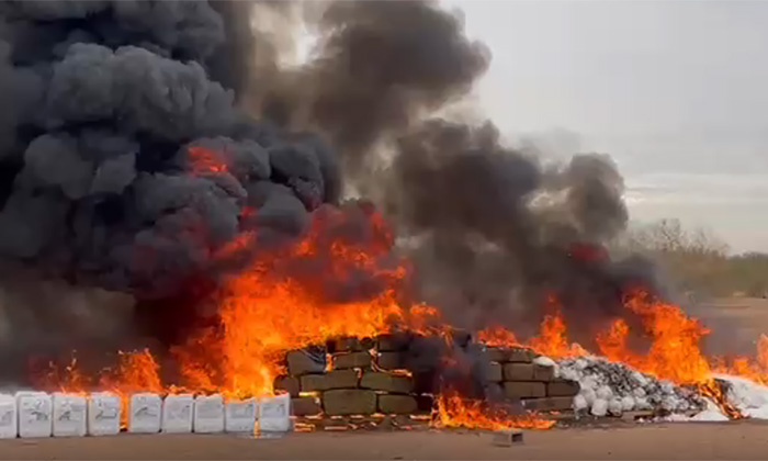 Incineran droga y destruyen vehículos