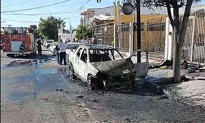 Consume incendio un pick up en la colonia Jesús García