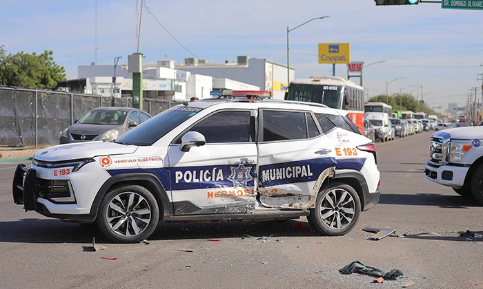 Choca camión, auto y patrulla; Resultan tres personas lesionadas