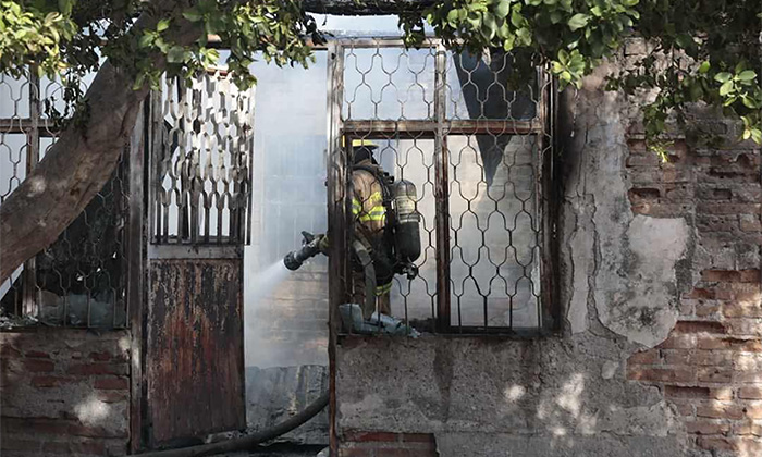 Rescatan a anciana de incendio en la colonia Balderrama