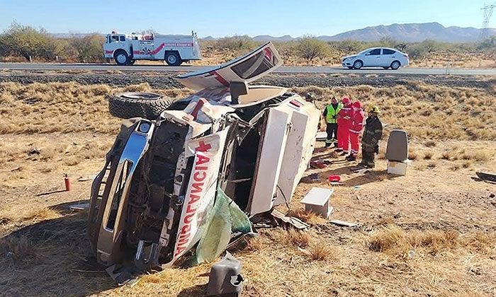 Deja volcamiento de ambulancia cuatro heridos en la carretera Benjamín Hill-Magdalena