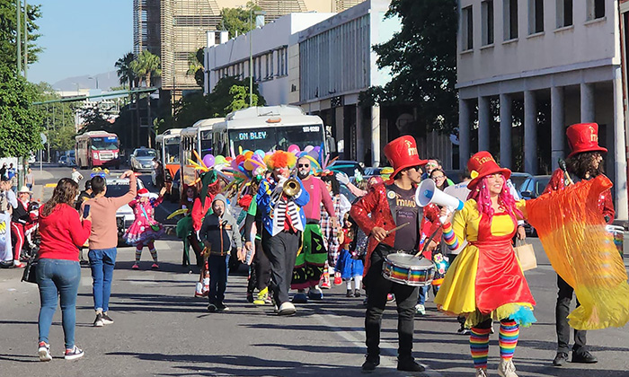 Celebran payasos su día con desfile y festival para beneplácito de familias