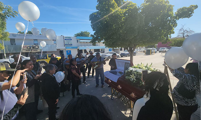 Dan último adiós a pionero de las serenatas en la Plaza de los 100 Años