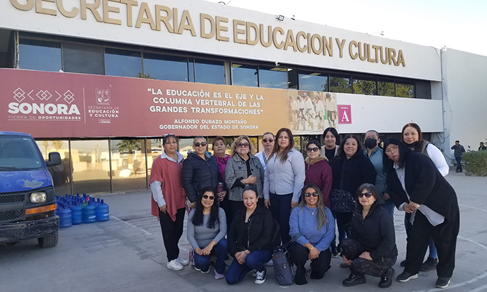 Maestras de estancias infantiles bloquean bulevar Colosio frente a oficinas de la SEC