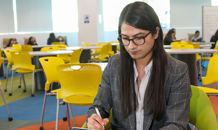 Gana concurso de libro docente del Tec de Monterrey con su obra pobre el poshumanismo