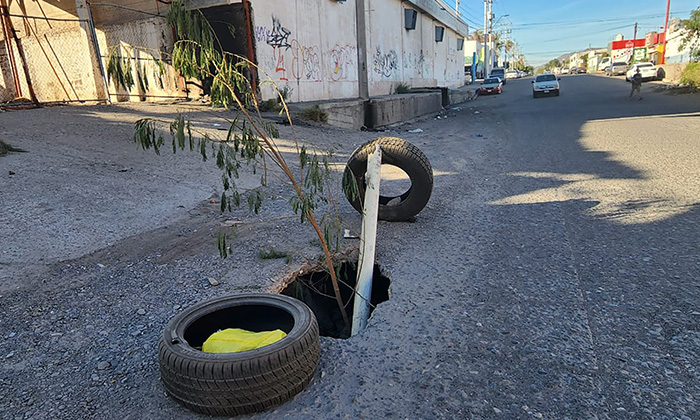 Piden reparar socavón en transitada vialidad; Vecinos de la colonia Jesús García