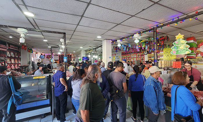 Aumentan venta de carne y nixtamal para cena navideña entre locatarios del Mercado Municipal