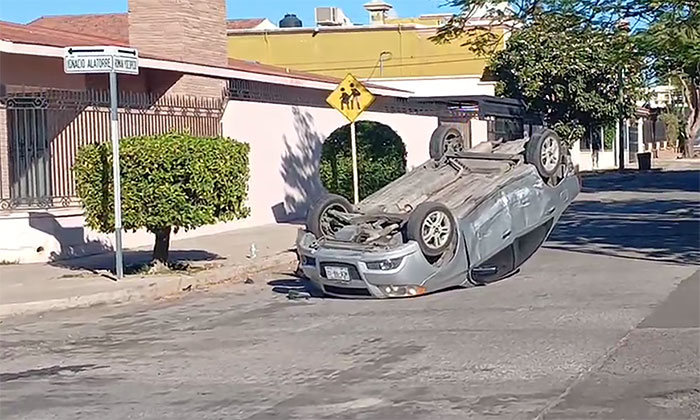 Vuelca auto tras colisión en la colonia Pitic