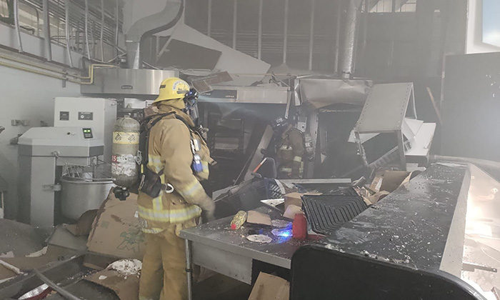 Explosión de horno causa incendio en súper en Ley Marsella en Guaymas
