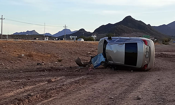 Sale familia ilesa tras volcadura de auto en la carretera federal México 15