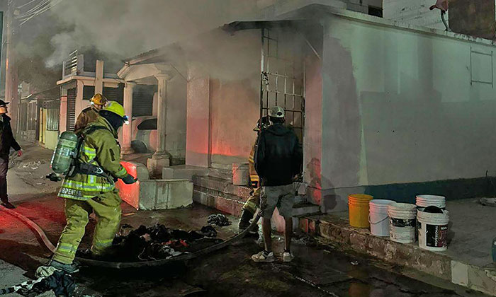 Rescatan Bomberos a hombre de incendio en Guaymas