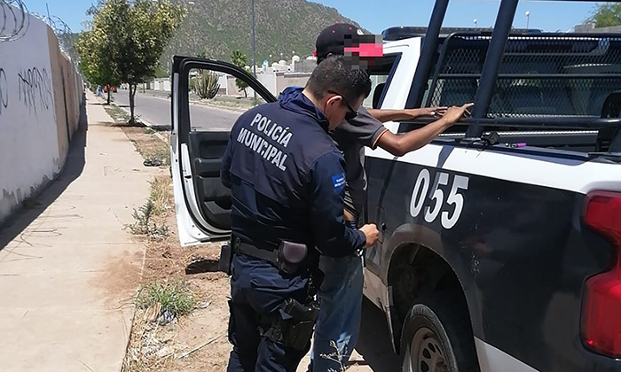 Sorprenden a par de jóvenes armados en las colonias El Sahuaro y Altares