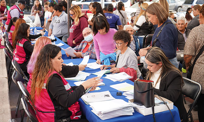 Entregan apoyos a personas con discapacidad; Autoridades del DIF Sonora