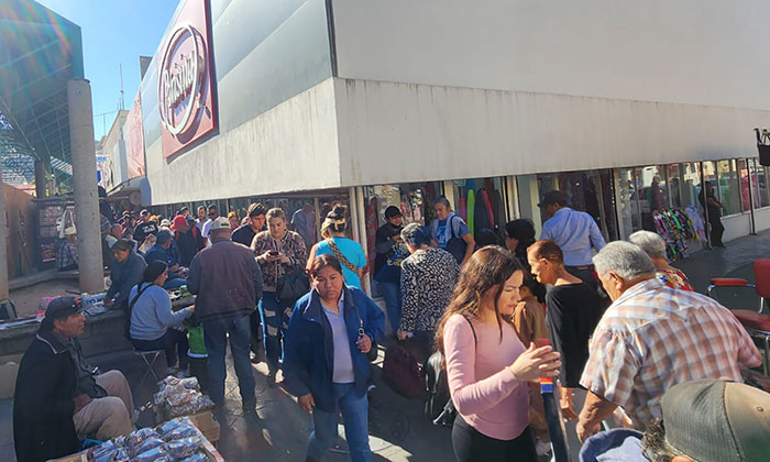 Hermosillenses abarrotan tiendas del Centro para realizar compras de última hora