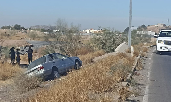 Pierde control de auto y se sale de la carretera en la salida a La Colorada