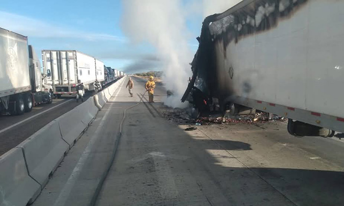 Consume incendio un tractocamión en el punto de revisión militar de Querobabi