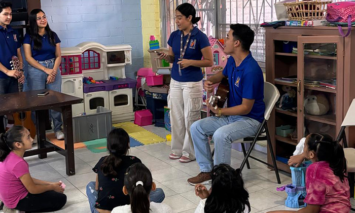 Estudiantes Normalistas realizan servicio comunitario apoyando a niñas de casa hogar