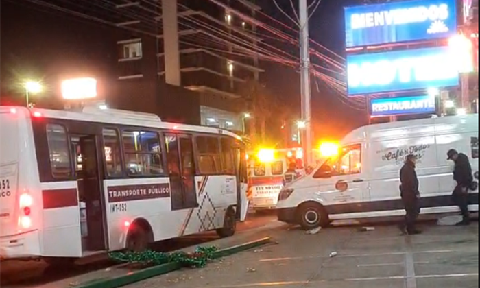 “Se lleva” camión un poste en la zona hotelera