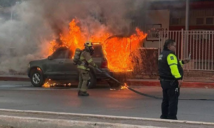 Se incendia vehículo en bulevar en la colonia San Vicente