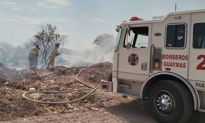 Controlan Bomberos incendio de maleza en Guaymas