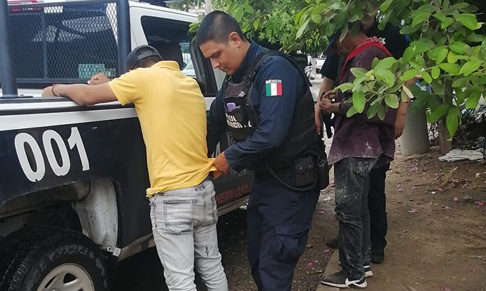 Arrestan agentes municipales a par de violentos sujetos