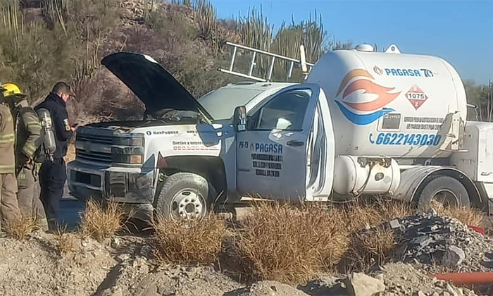 Moviliza a bomberos incendio de pipa con gas en la prolongación del bulevar Morelos