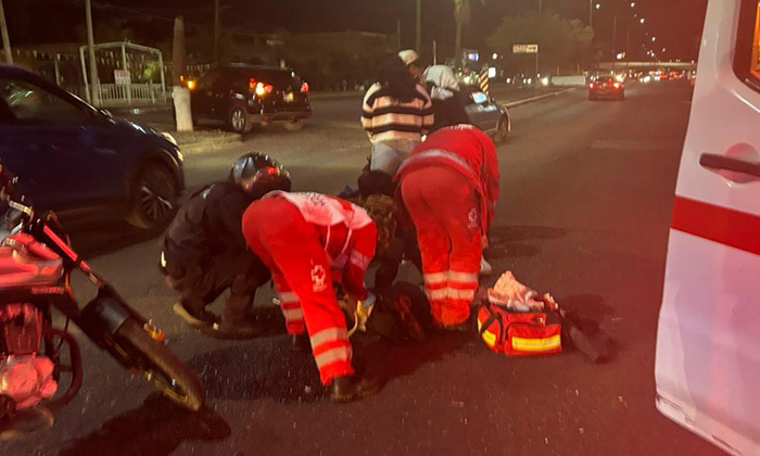 Resultan lesionados tres personas en aparatoso choque de moto contra vehículo