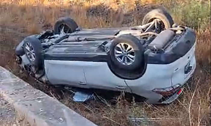 Vuelca camioneta tras choque con tráiler en la carretera a La Colorada