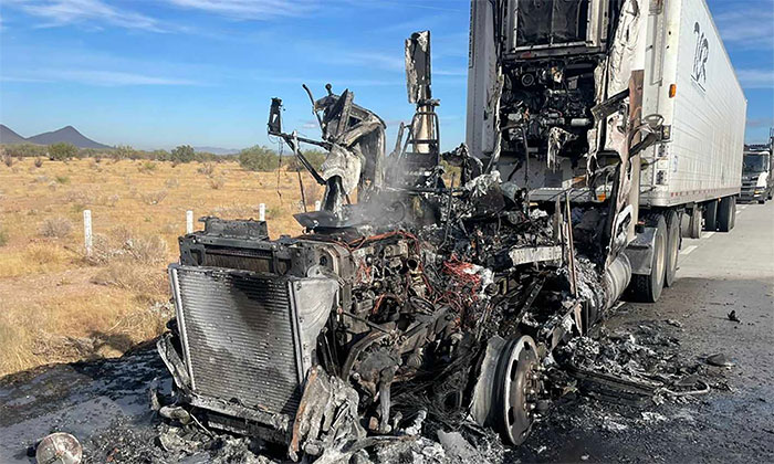 Consume fuego cabina de tráiler en el libramiento de carretera federal