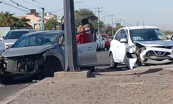 Protagonizan aparatoso choque en el cruce de los bulevares Las Quintas y Río Sonora