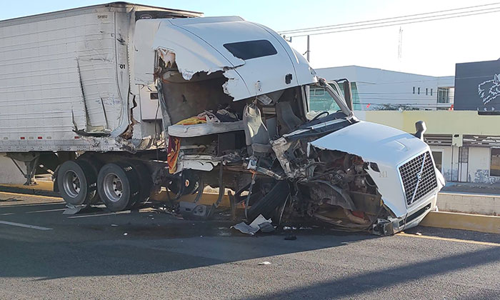 Chocan y abandonan tráiler en la salida a Nogales
