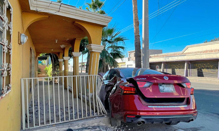 Se impacta auto contra casa en la colonia Balderrama