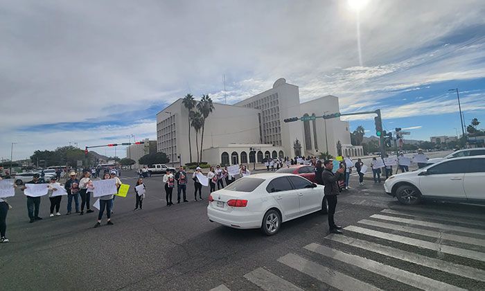 Bloquean calles tras “levantón” de hombre; Familiares y amigos de Lamberto González Quijada