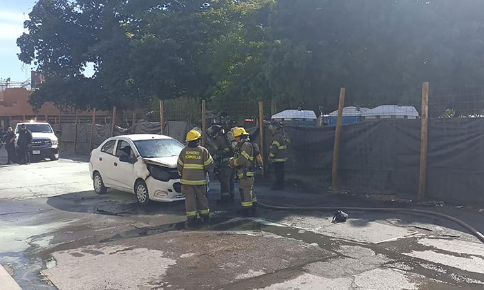 Sofocan bomberos incendio de automóvil en el Centro de la ciudad