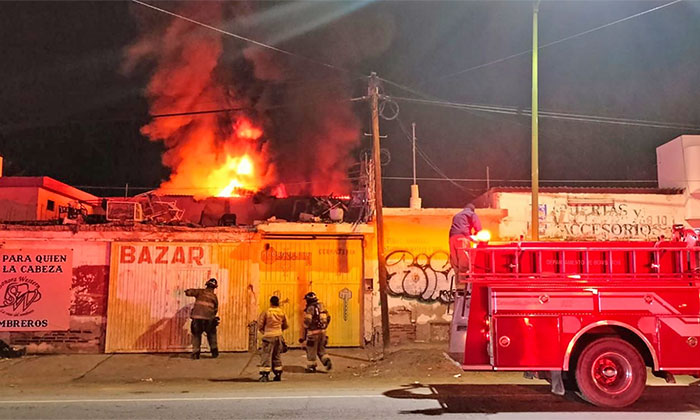 Arrasa incendio con dos locales en la colonia Balderrama