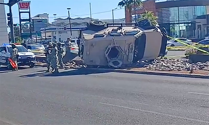 Vuelca tanqueta del Ejército en bulevar Rodríguez y Heriberto Aja