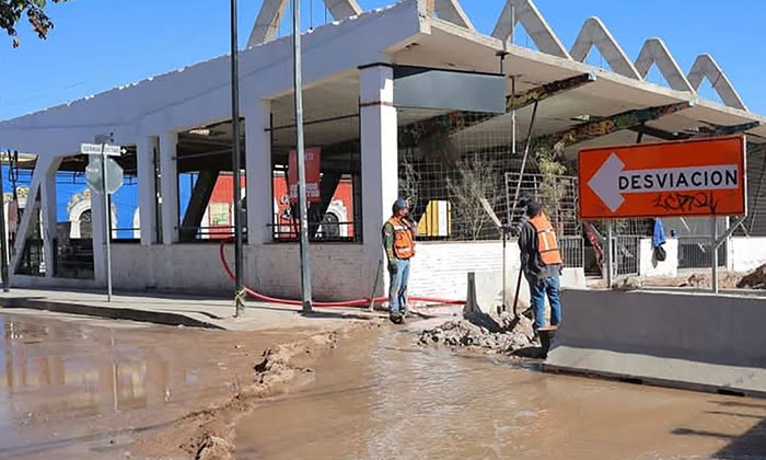 Ruptura de tubería inunda calles del Centro durante trabajos de modernización