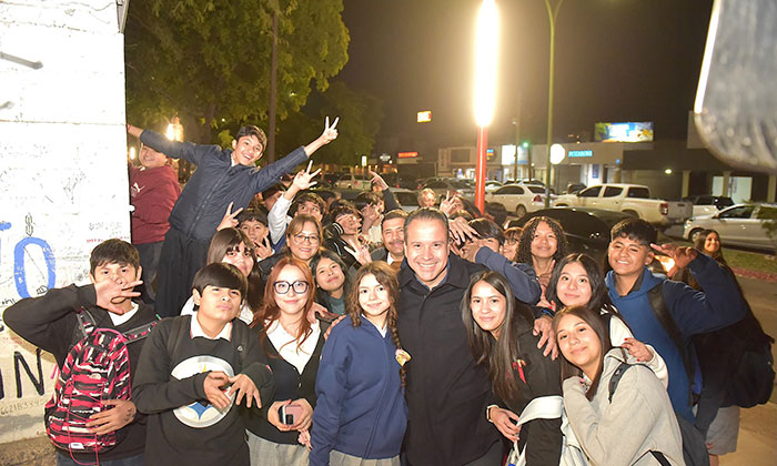 Entrega Toño Astiazarán corredor Camina Segura en Secundaria Prevo