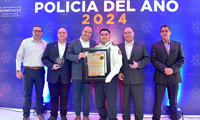 Entrega reconocimiento a Policía del Año 2024; El presidente municipal, Antonio Astiazarán