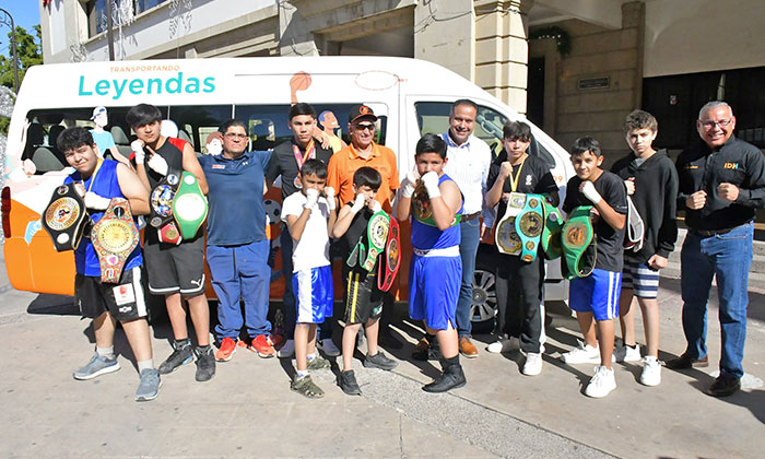 Entrega vehículo para traslado de deportistas hermosillenses; El presidente municipal, Antonio Astiazarán