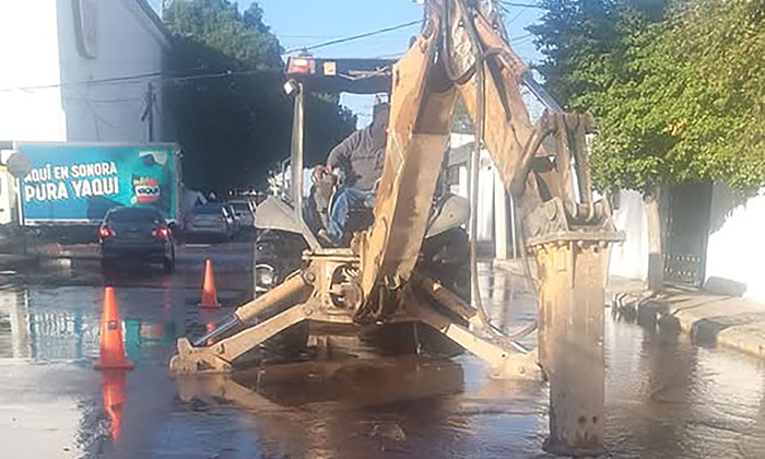 Controlan enorme fuga de agua potable en el Centro de la ciudad