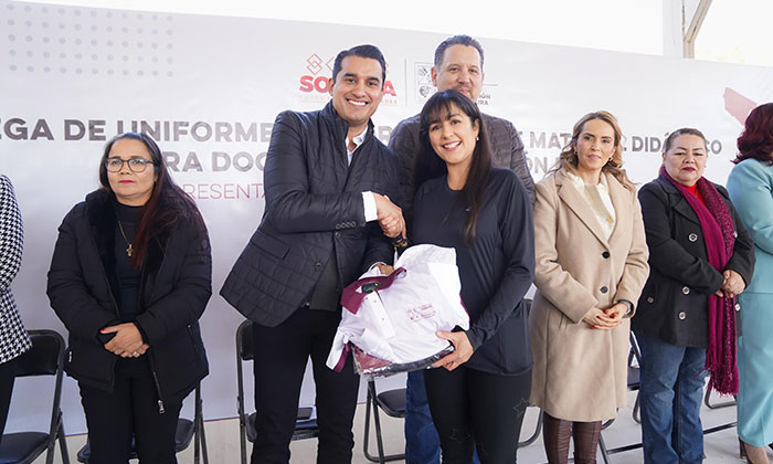 Distribuyen uniformes a maestros de educación física; Autoridades de la SEC