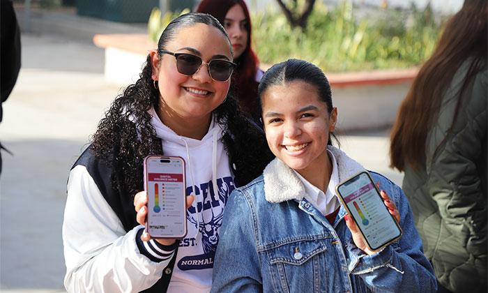 Traducen al idioma inglés el Violentómetro Digital; Estudiantes de la escuela Normal