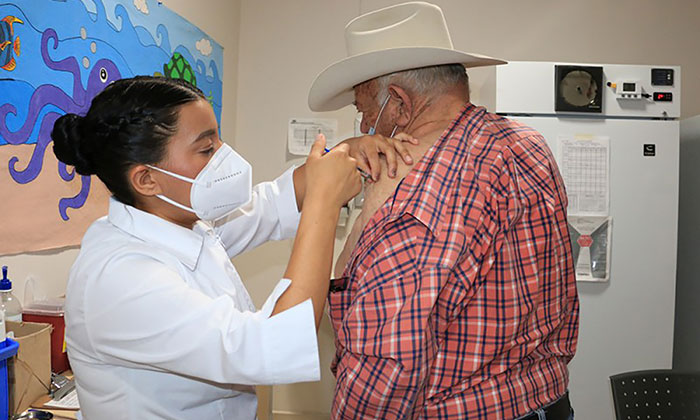 Urgen a vacunarse contra influenza y covid; Autoridades de la Secretaría de Salud