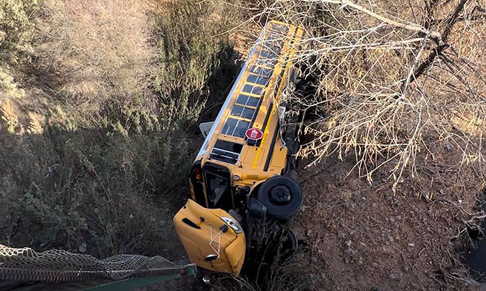 Cae camión de maquiladora desde puente en Nogales