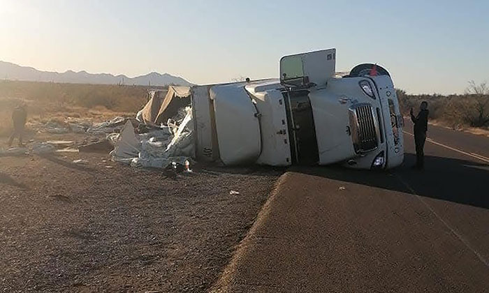 Vuelca tráiler cargado con harina de maíz en la carretera Caborca-Sonoyta