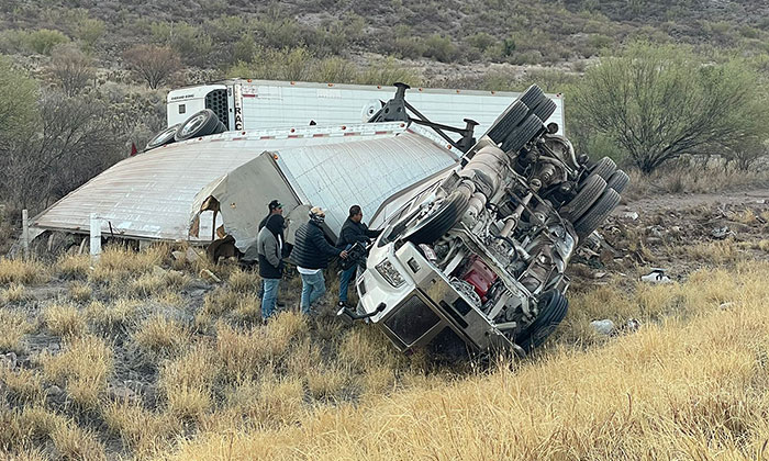 Vuelca tráiler tras dormitar chofer al norte de Guaymas