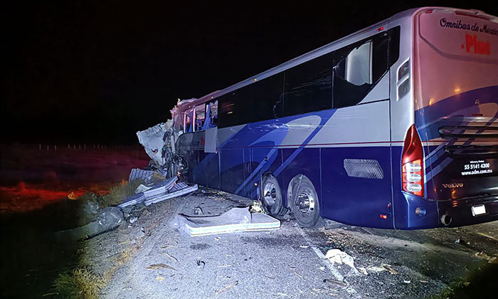 Mueren dos al chocar autobús y tráiler en la carretera Sonoyta-San Luis Río Colorado